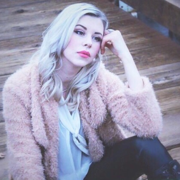 Meet your Posher, Bella Rose - Picture 3 of 4